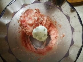 放入料理机打成肉沫