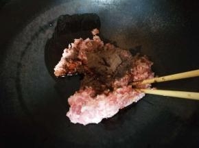 放入锅中，加入生姜末，生抽，老抽，蚝油，料酒，黑胡椒，盐拌匀