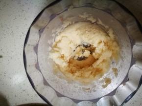 放入料理机，一半打成蓉，这样藕粉会充分出来，口感会软糯