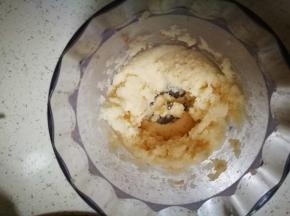 放入料理机，一半打成蓉，这样藕粉会充分出来，口感会软糯