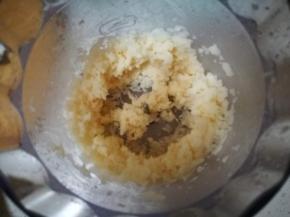 另一半打成小颗粒状，吃起来有颗粒的脆感，清爽