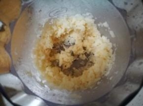 另一半打成小颗粒状，吃起来有颗粒的脆感，清爽