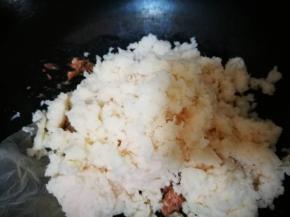 放入拌好的肉馅中