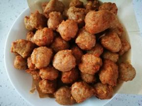 做油锅，倒油烧热至8成，开始炸丸子。挤丸子没来得及拍，手脚慢的可以提前把丸子团好之后再下锅，这样不会手忙脚乱的挤丸子，这个馅黏劲好，很好团丸子。