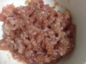 肉末加入适量的盐，淀粉，食用油搅拌均