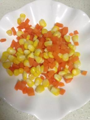玉米粒和胡萝卜丁焯水捞出沥干备用