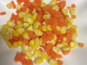 玉米粒和胡萝卜丁焯水捞出沥干备用