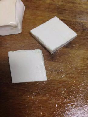 把豆腐切小薄块