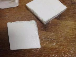 把豆腐切小薄块