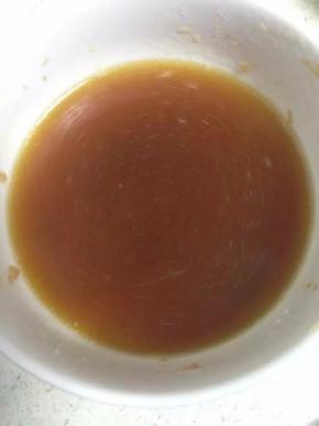 碗里加入一勺淀粉、耗油、生抽加水拌匀备用。