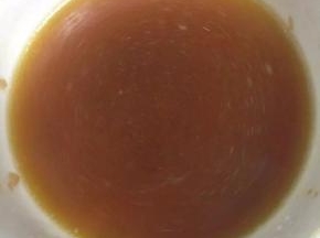 碗里加入一勺淀粉、耗油、生抽加水拌匀备用。