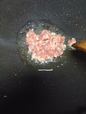 将肉末倒入炒变色