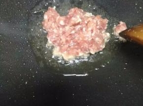 将肉末倒入炒变色