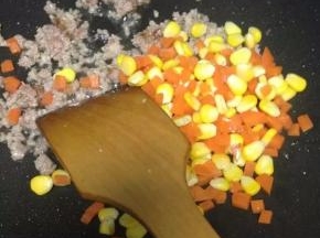 然后焯好的玉米粒和胡萝卜倒入翻炒