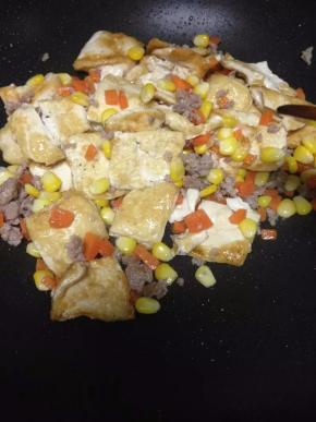 加入煎好的豆腐炒匀