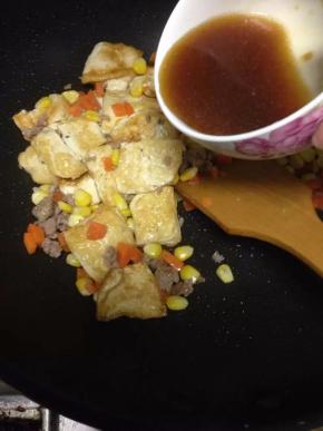 倒入调好的水，焖5分钟