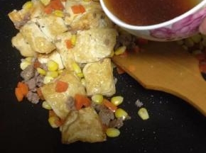 倒入调好的水，焖5分钟