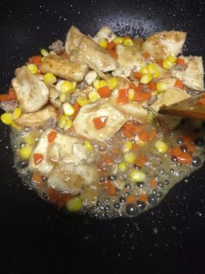 最后加入淀粉水大火收汁，即可出锅（如味道淡了可以加少许盐）