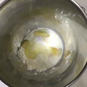 把主面团所有食材放入厨师机桶里