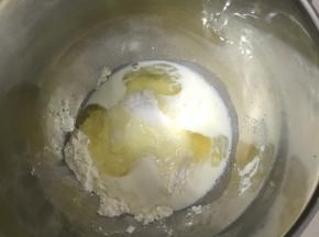把主面团所有食材放入厨师机桶里