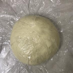 揉至完全扩展阶段，盖上保鲜膜松弛30 分钟