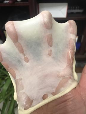 取一小块面团慢慢撑开，这就是手套膜