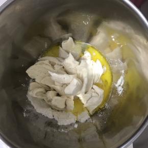 一起放入厨师机桶里