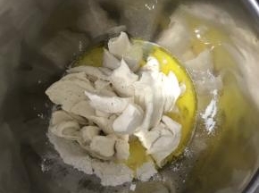 一起放入厨师机桶里