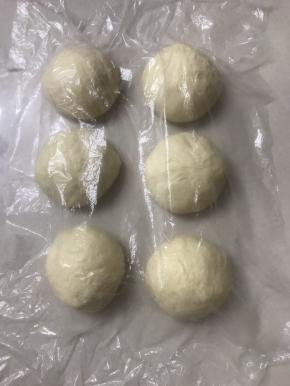 轻拍面团排气，平均分成六份滚圆，盖上保鲜膜松弛15 分钟。