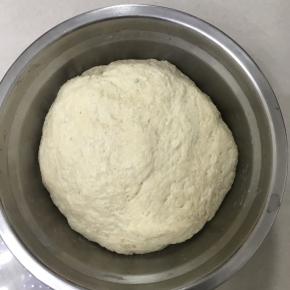 把中种所有食材放在盆里，揉成无干粉面团，盖上保鲜膜放入冰箱冷藏发酵大约24 小时。