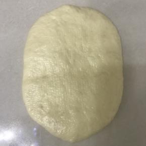 取一面团从中向二头擀开