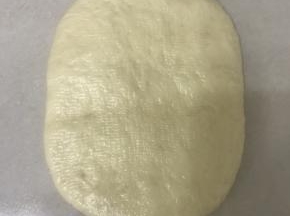 取一面团从中向二头擀开