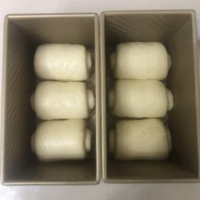 以吐司盒底部三个小圆洞为中心、卷的方向一至摆放好。