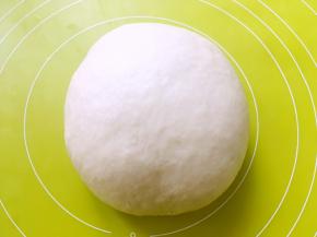 将水油皮面团揉至光滑状态，盖保鲜膜松弛