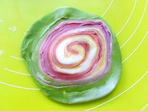 将面团切口面朝下擀成圆片