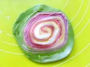 将面团切口面朝下擀成圆片