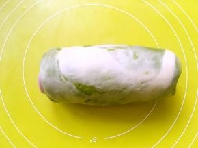 用手将面团揉成均匀的圆柱体，盖保鲜膜松弛15分钟