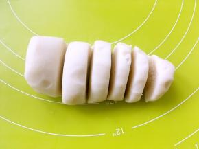 将油酥皮面团揉成长条，切成阶梯大小的6份