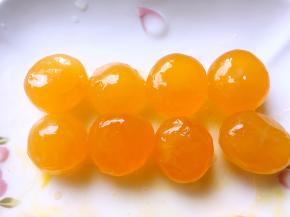 咸蛋黄加玉米油、朗姆酒侵泡半个小时，之后用烤箱170度烤3、4分钟