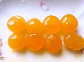 咸蛋黄加玉米油、朗姆酒侵泡半个小时，之后用烤箱170度烤3、4分钟