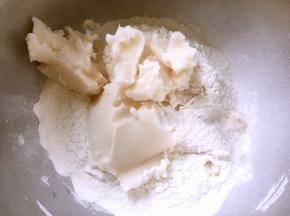 混合所有油酥皮材料，活成面团