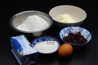 准备食材：黄油、白砂糖、鸡蛋、说你呢、低筋粉、蔓越莓干、泡打粉等；