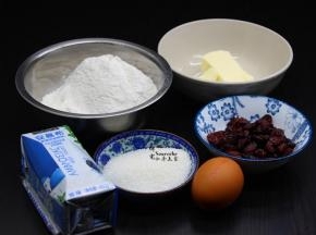 准备食材：黄油、白砂糖、鸡蛋、说你呢、低筋粉、蔓越莓干、泡打粉等；