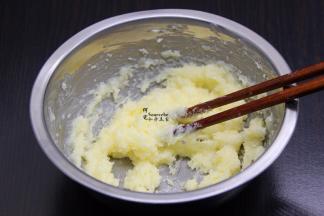 室温黄油软化，分3次加入白砂糖拌均；