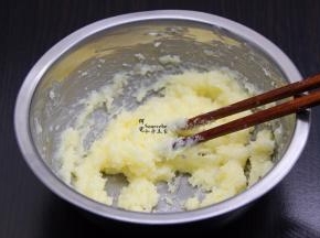 室温黄油软化，分3次加入白砂糖拌均；