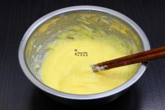 打散的蛋液分4次加入拌均；