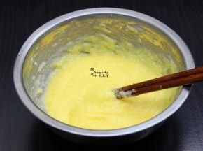 打散的蛋液分4次加入拌均；