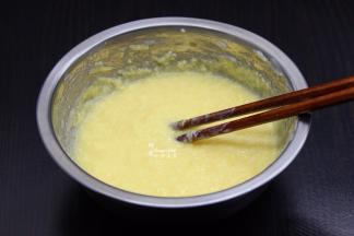 加入60克酸奶拌均；