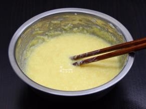 加入60克酸奶拌均；