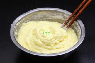 把过刷的低筋粉和泡打粉，加入拌均；